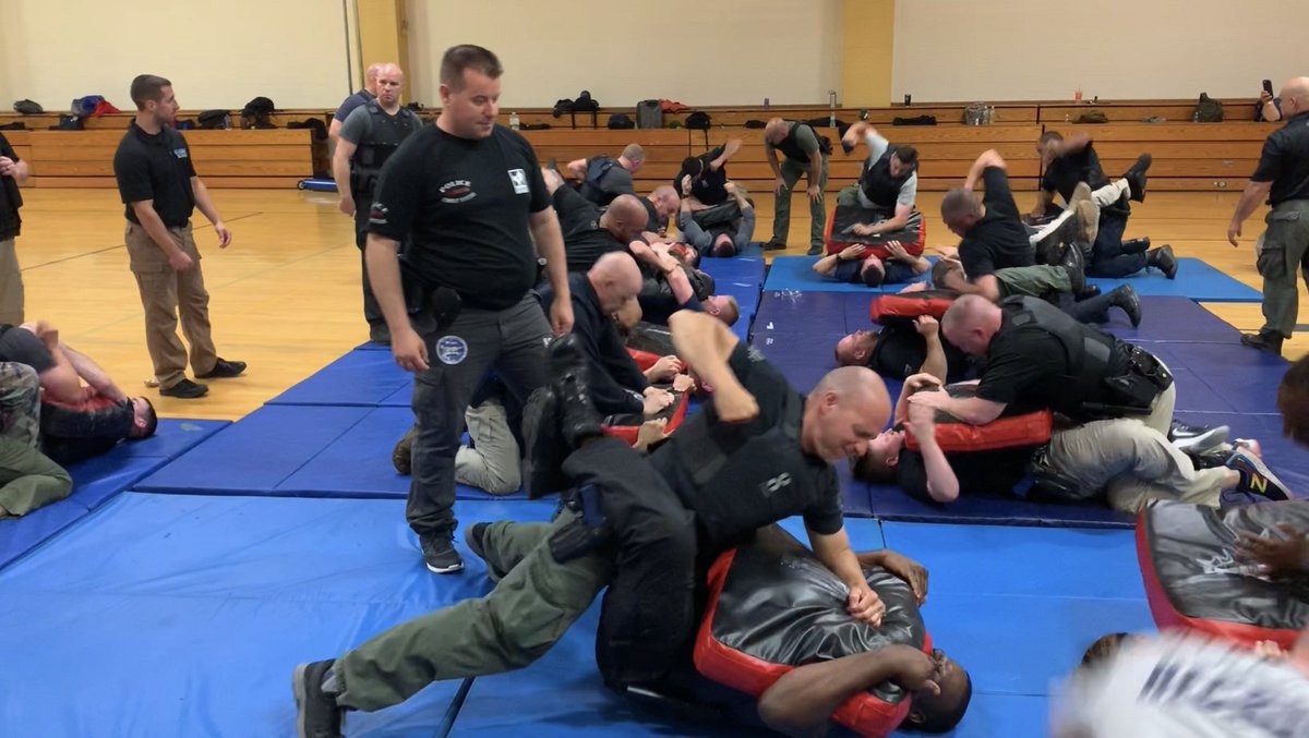 CommandoDefense's tweet image. COMMANDO DEFENSE ACADEMY SWISS 
POLICE COMBAT SYSTES-LOCKUP 
Swat / Police Instructor Uliks Gjonaj -Intensiv Training with Swat, Sheriffs and State Police in Connecticut- USA 🇺🇸. 
commando-ch.com
