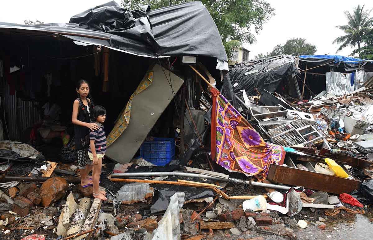 THMumbai's tweet image. #WeekinFocus Photo by @Arunangsu July 8: Young survivors of the #MaladWallCollapse are devastated as they survey the damage after the incident which has claimed 29 lives.