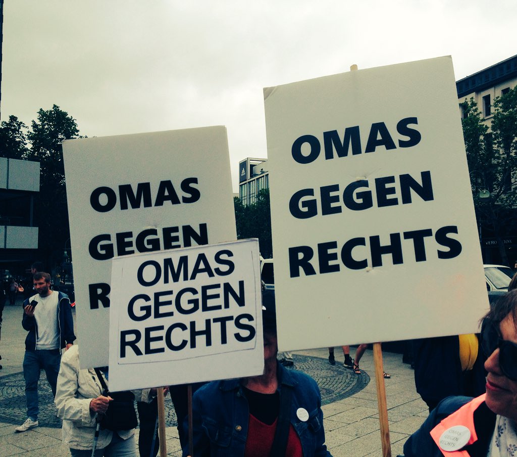 Auf dem #breitscheidplatz beginnt der Protest gegen die rechtsextreme Kundgebungen #b1407, an der als Redner mehrere Holocaustleugner teilnehmen. Danke an die #omasgegenrechts, die den #gegenprotest angemeldet haben!
#hassschadetderseele #liebetutderseelegut #gemeinsamgegenrechts