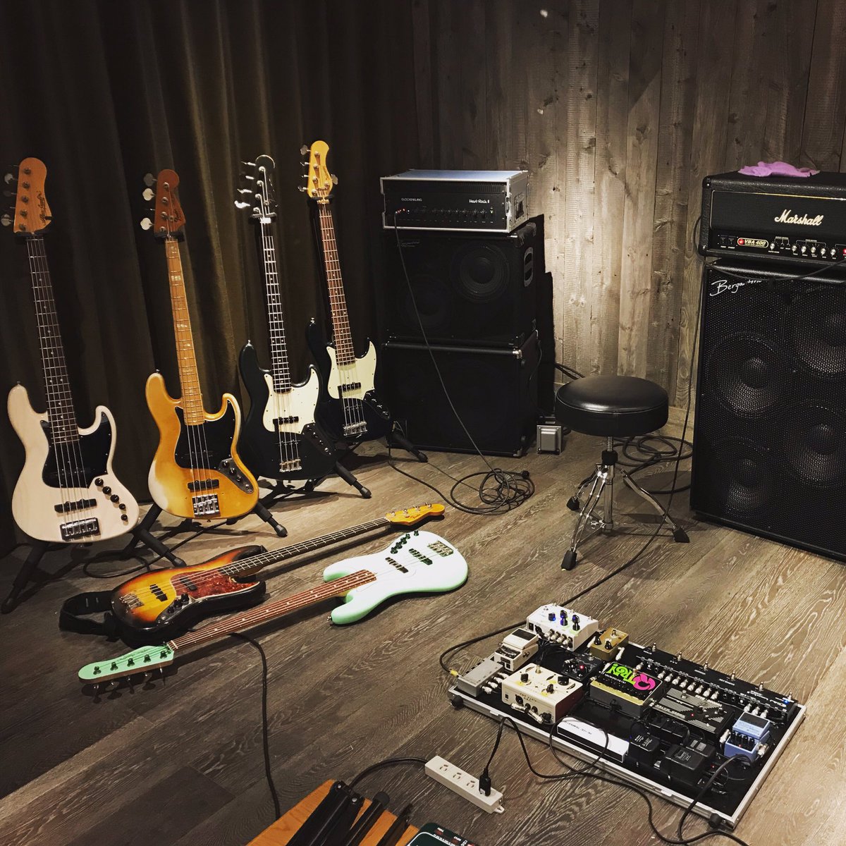 shin_carpbass's tweet photo. #ベーシストミーティング
#山本連 #小山尚希 #河原真 #桜新町 #NEIGHBOR
#fender #fendercostomshop #coppolo #sadowsky #sadowskyNYC #marshall #glockenklang #bergantino https://t.co/zs031jcGLT