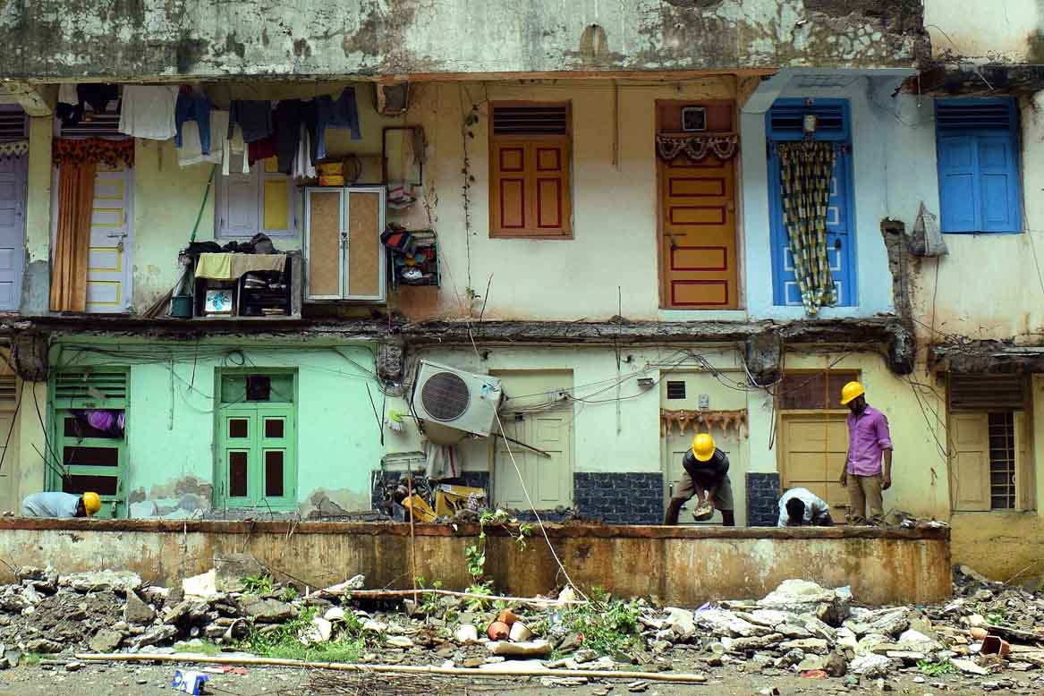 THMumbai's tweet image. #WeekInFocus Photo by P Srushti. July 9: Workers clear the debris from building no.186 at Kannamwar Nagar, Vikhroli after the collapse of a balcony. No casualties were reported. Over 30 people have died &amp;amp; several injured so far in rain-related incidents in the city this month.