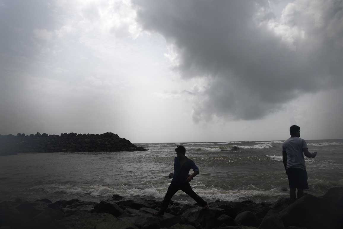 THMumbai's tweet image. #WeekinFocus Photo by @Arunangsu July 12: Continuous rain and rising sea levels has temporarily halted work on the ongoing coastal road project.