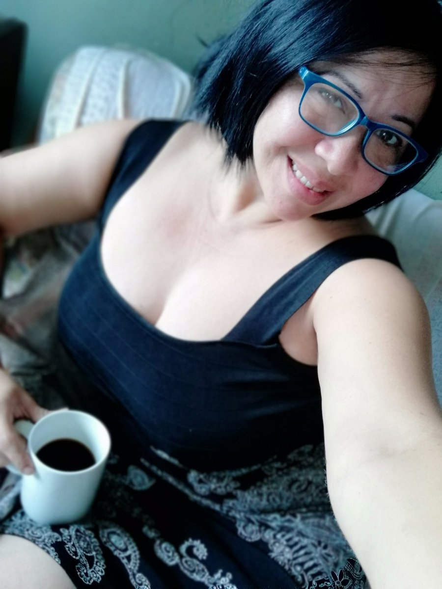 delysch's tweet photo. Cafeeee! Ya delys Candelaria coló su cafecito. El friito caraqueño me acompaña y el cantar de los pájaros. #coffee #coffeadict https://t.co/aA6Hi8f79w