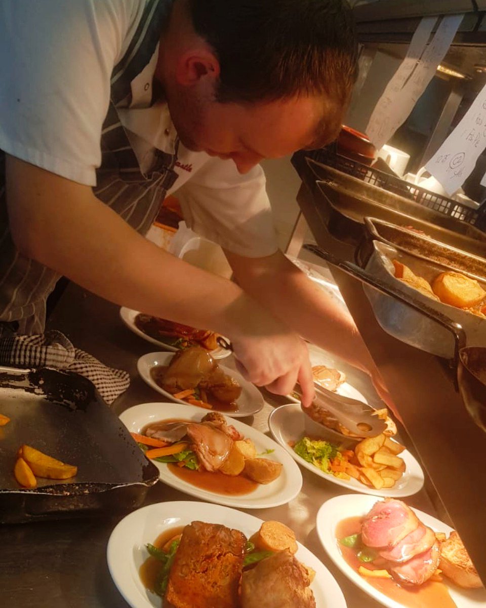 FoxAtPeasemore's tweet photo. It's Sunday lunch and that can only mean one thing: Roast Dinner! 🥦🥔🍗

Vegan and vegetarian options available, as always! 👍

#roastdinner #sundayroast #thefoxatpeasemore #sundaylunch #placestoeat https://t.co/5lzC4D1lP1