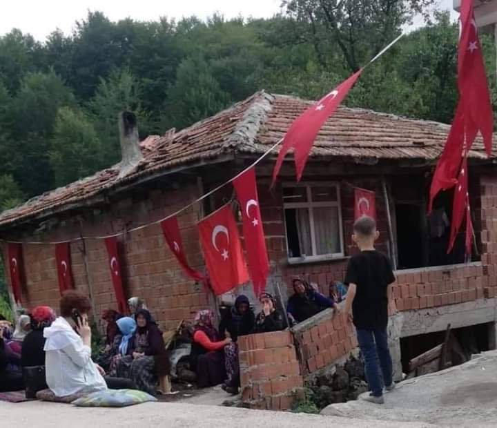 Hakkari'de PKK'lı teröristlerce gerçekleştirilen saldırıda şehit olan Uzman Çavuş Salih Altuntaş'ın baba ocağı...

"Evi yıkık, halısı hasır, döşeği çuldur..."