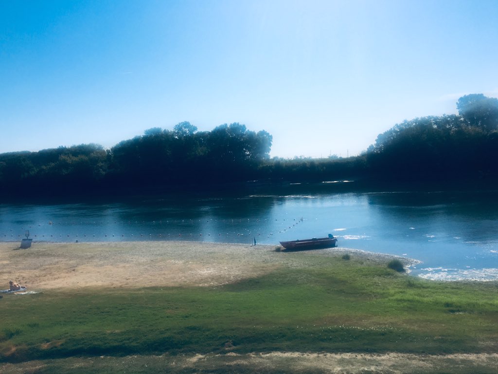 AudreyPulvar's tweet image. Merci au public du @FestJournalisme et aux organisateurs de ces rencontres riches,intenses,drôles et... très politiques ! 😉🙂 Mention spéciale pour les -très- jeunes journalistes qui m’ont criblée de questions pertinentes sur l’enjeu climatique 😉🙏🏾🌺 #Vivant @camillerand