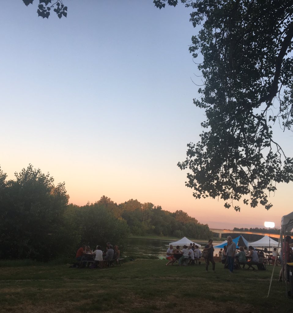 AudreyPulvar's tweet image. Merci au public du @FestJournalisme et aux organisateurs de ces rencontres riches,intenses,drôles et... très politiques ! 😉🙂 Mention spéciale pour les -très- jeunes journalistes qui m’ont criblée de questions pertinentes sur l’enjeu climatique 😉🙏🏾🌺 #Vivant @camillerand