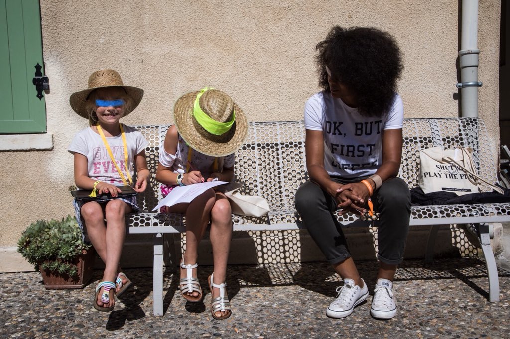 AudreyPulvar's tweet image. Merci au public du @FestJournalisme et aux organisateurs de ces rencontres riches,intenses,drôles et... très politiques ! 😉🙂 Mention spéciale pour les -très- jeunes journalistes qui m’ont criblée de questions pertinentes sur l’enjeu climatique 😉🙏🏾🌺 #Vivant @camillerand