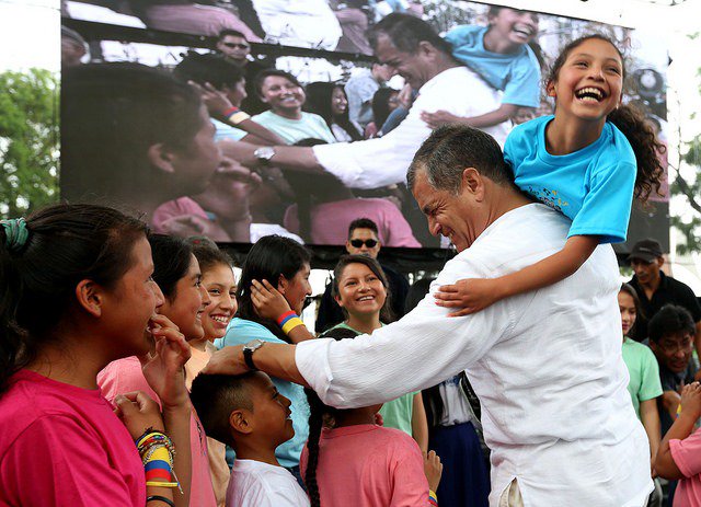 solbuendia's tweet photo. Es momento defender la alegría como una trinchera, defenderla de la miseria y los miserables, defender la valentía de creer en utopías. ¡Porque solo con alegría se puede vencer, se puede revolucionar!
@MashiRafael @JorgeGlas https://t.co/fRrjACnBIa