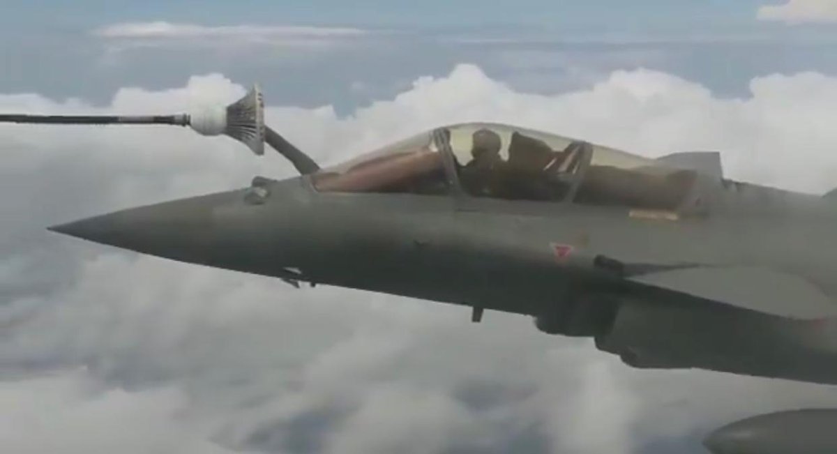 strategicfront's tweet photo. French Air Force Rafales refuelling from Indian Il-78 tanker.
#ExGaruda2019 @WebChasse @Armee_de_lair https://t.co/GTKr3Qo6y3
