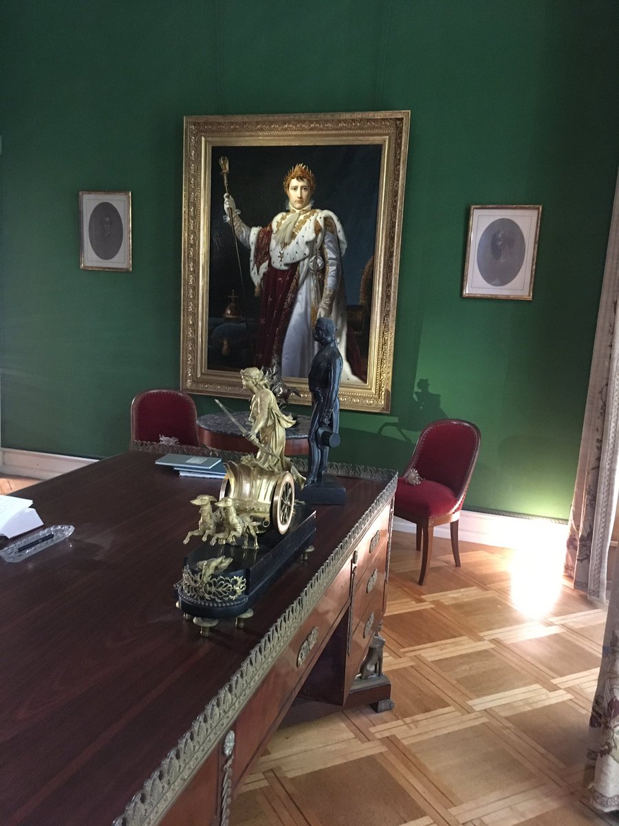 adriengoetz's tweet image. Parmi les fantômes d’#Arenenberg sur le rivage du Bodensee, rassemblés par Hortense, Mathilde et Eugénie : Napoléon Ier, Napoléon II, Napoléon III et Napoléon IV 🇫🇷🇨🇭