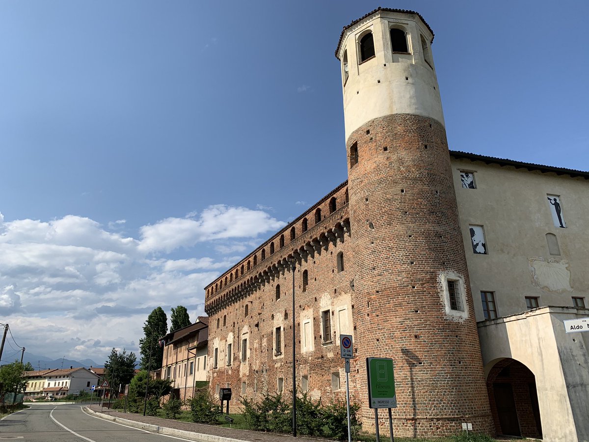 viaggiaescopri's tweet photo. Ultima tappa, oggi, della #ReteMusealeBiellese, è Castello Vialardi a #Verrone.
Questo antico mutilato presenta sezioni edificate o restaurate in epoche differenti, testimoni della sua antica grandezza.
Qui si trova l’Ecomuseo della Civiltà Contadina
#ExploreBiella #Biella https://t.co/iFniN5051W