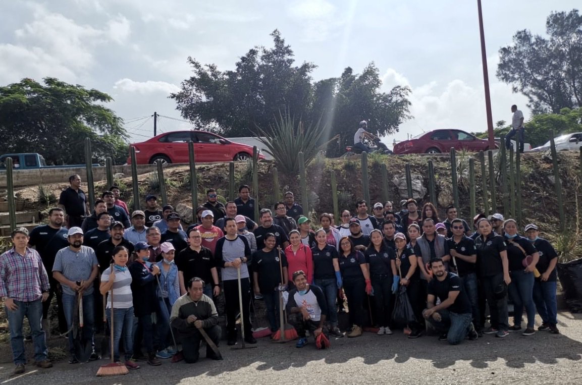 SIDISSPC_GobOax's tweet photo. Sumar voluntades, esfuerzo y compromiso con #Oaxaca es lo que nos une en el #MacroTequio, donde personal de la #SIDI, @Oaxaca_9_1_1 y @089Oaxaca hacemos equipo con el Gobernador @alejandromurat en el rescate de las Riberas del Río Atoyac. https://t.co/eLjibfcRgI