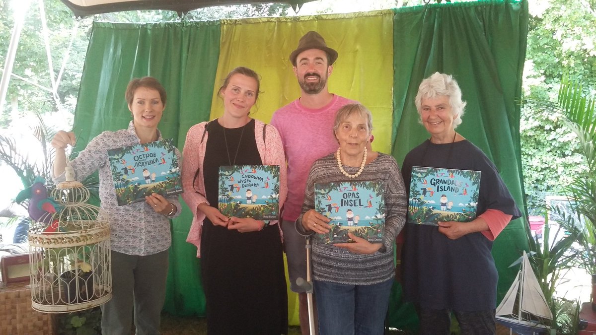 ArtWorksTheMill's tweet photo. Yongsun, Gudrun, Kamilla, Irina , Mo and the delightful @Benji_Davies #TheBabelProject
#GrandadsIsland
#WalthamstowGardenParty 
@ArtilleryArts 
A book shared in Korean...Polish...German...Russian and English. Glorious noises https://t.co/Ke8sCfcG99