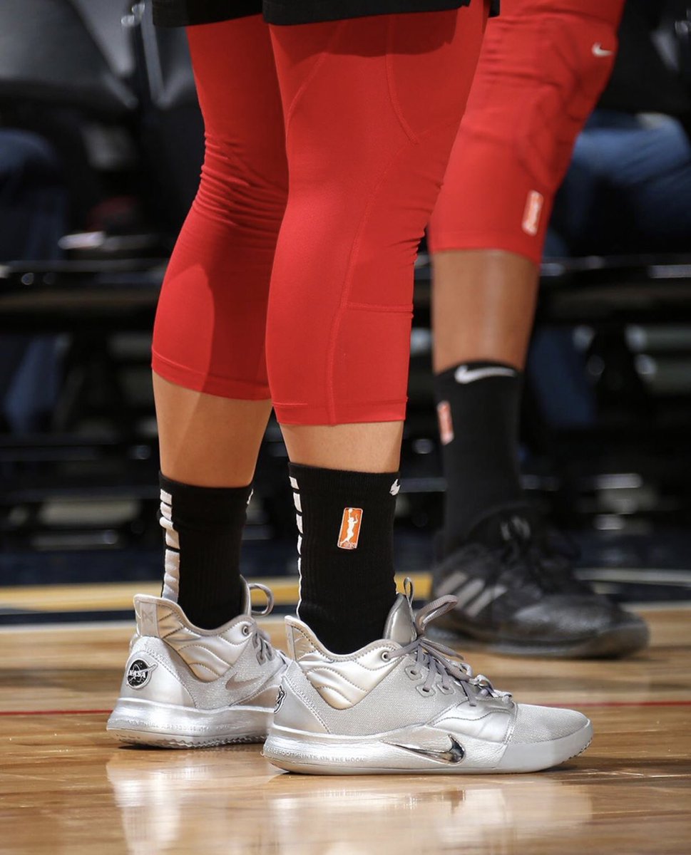 SportologyM's tweet photo. Los nuevos “NASA 50th” de Nike PG3 celebran los 50 años de la misión de Apollo 11. Los debuta en cancha Kayla McBride #WNBAKicks 👟 #NBAKicks 🚀🔥🚀 https://t.co/kkhbQ2x7F3