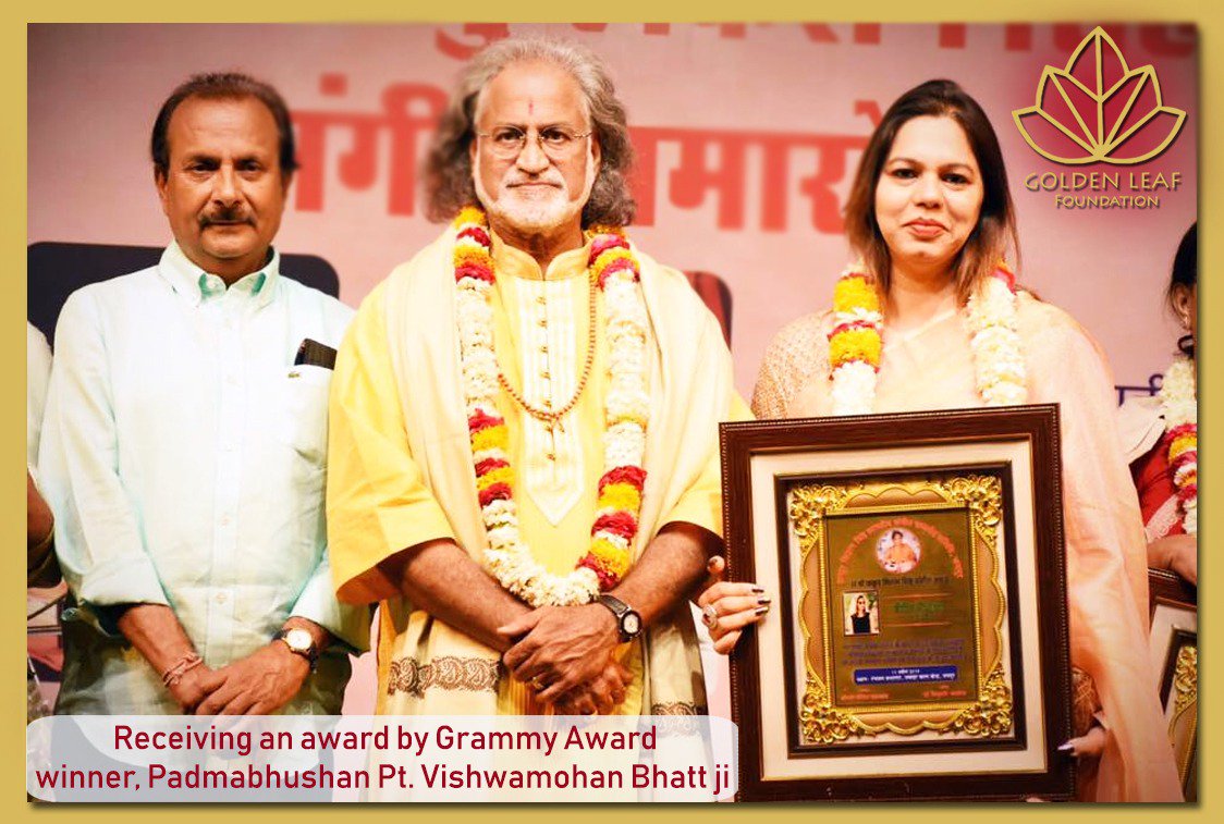 foundation_leaf's tweet photo. Receiving an award by Grammy Award winner, Padmabhushan Pt. Vishwamohan Bhatt ji
#goldenleaffoundation #award #winner #receiving https://t.co/YT0PANbJDi