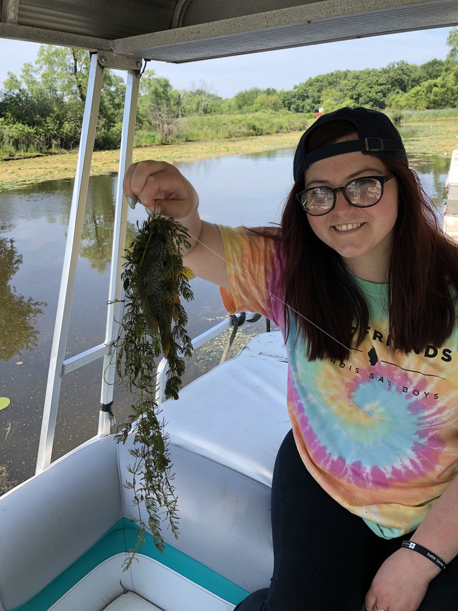 ChuckP4's tweet photo. Why is @igobykp smiling? Cuz if you look closely there’s a pretty good sized bluegill wrapped up in all that seaweed. Nice haul Kerry! Always fun fishing with the daughter! #CottageFun https://t.co/MZJ8OmIVqj