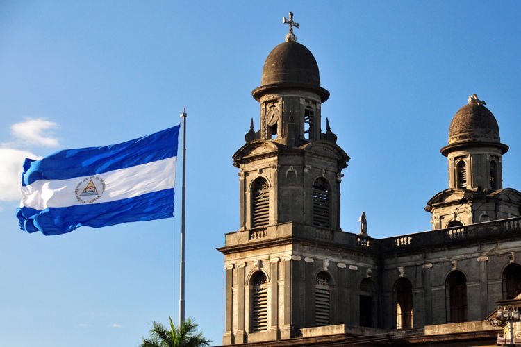 StalinVladimirC's tweet photo. En el día de la Bandera reafirmamos q  pertenece a todos a excepción de quienes se visten con ella para ponerla al servicio del imperio, los q desean sanciones e intervención militar y a su vez querían asaltar el poder y dar un golpe al Estado y al pueblo para beneficio personal. https://t.co/rRKaSY8eT4