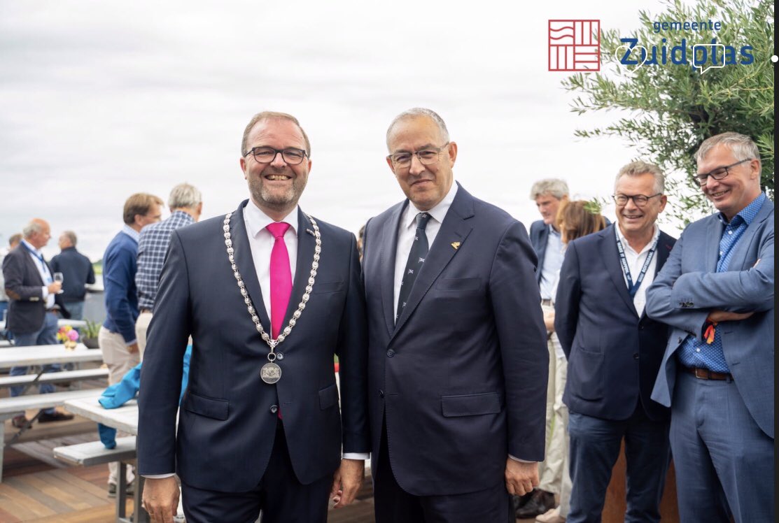 Zuidplas's tweet photo. Evenementen zoals World Rowing Cup lenen zich ook uitstekend om op een Rotterdamse roeibaan in #Zuidplas, dé Watertuin van de Zuidelijke Randstad,  te netwerken: de burgemeesters  @ServaasStoop en Ahmed Aboutaleb @rotterdam #WRCRotterdam #wrc https://t.co/5LDSA5rm26