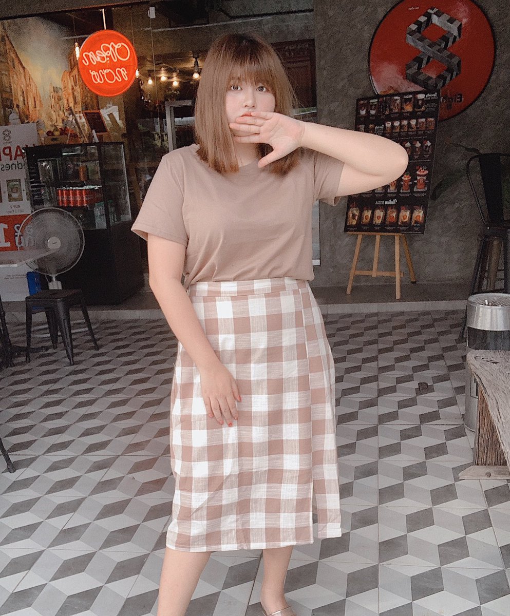 moedii_'s tweet image. ใส่เสื้อยืดธรรมดาให้ดูไม่ธรรมดา 
ควรหากระโปรงน่ารักๆ สักตัวมาแมทซ์ ใส่กับรองเท้าผ้าใบก็ดี ดูน่ารักแบบง่ายๆได้ #โมลดิรีวิว #howtoperfect #moediistyle