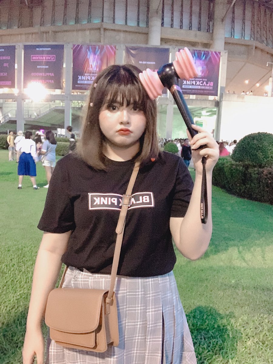 moedii_'s tweet image. ใส่เสื้อยืดธรรมดาให้ดูไม่ธรรมดา 
ควรหากระโปรงน่ารักๆ สักตัวมาแมทซ์ ใส่กับรองเท้าผ้าใบก็ดี ดูน่ารักแบบง่ายๆได้ #โมลดิรีวิว #howtoperfect #moediistyle