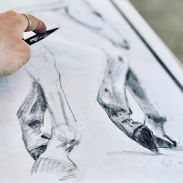 SRevennaugh1's tweet photo. LIFE DRAWING|| I love drawing hocks and hooves like figure artists do hands and feet 🤲🦶 Those elegant lines ♥️ #favoritemotif #gesture
 #lifedrawing #drawing #equinedrawing #horsedrawing #horsedrawings #sketch #horsesketch .
.
.
. #equestrianlife #eq… https://t.co/liDr8uK3S5 https://t.co/jORTxvyn0p