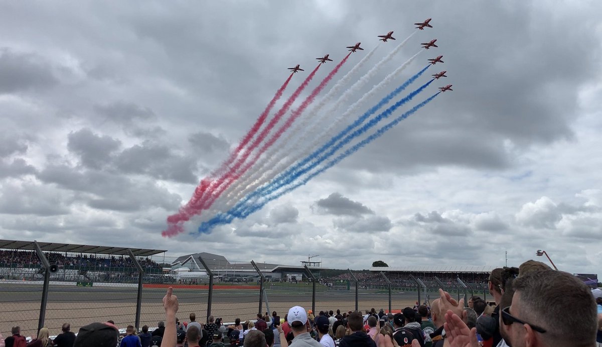 Eve2325's tweet photo. @rafredarrows @F1 @RoyalAirForce @SilverstoneUK @GREATBritain @MercedesAMGF1 @McLarenF1 @williamsf1 Wow @rafredarrows that was amazing! #mysilverstone #F1 https://t.co/c8AWYtK32U