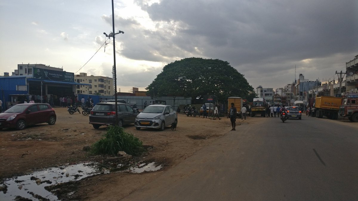 NewBolarum's tweet photo. @sushilrTOI @GHMCOnline @cpcybd @psalwal_cyb @psptbad_cyb @Director_EVDM Post 7pm & these wine shops at #MachaBolarum & #Bolarum to #Kompally main road are Buzzling & Guzzling . #trafficjam #plasticwaste #safety #openurination #health #Swachh failure 👎👎👎 Plz action Similar is the situation across in most wineshops in main roads @TelanganaDGP https://t.co/k67E9zewwH
