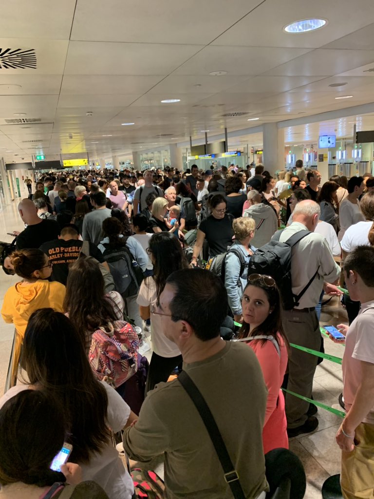 nicolevaron's tweet photo. Increíble el trato a turistas en @Aeropuerto_BCN. Fila de 2 horas para inmigración después de un vuelo de 12 horas 👌🏼👌🏼. Y viven del turismo? Hora de la siesta? https://t.co/7CH5OLLBQV