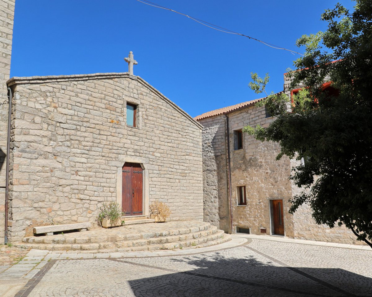 donnavventura's tweet image. #Aggius è un comune in provincia di Sassari nell’Alta Gallura di 1500 anime che ospita un sacco di curiosità, per questo lo potremmo definire la bomboniera della Gallura. Questa è la chiesa di Nostra Signora del Rosario, attorno alla quale si è sviluppato l’antico borgo.