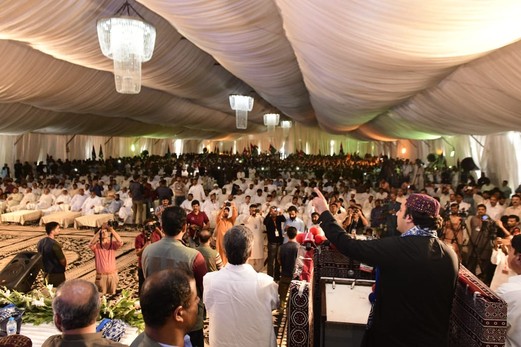 MediaCellPPP's tweet photo. چیئرمین بلاول بھٹو زرداری کا مہنگائی کے خلاف سندھ تا پنجاب ریلی کے اختتام پر رحیم یار خان کے علاقے نواز آباد میں ورکرز کنونشن سے خطاب
شہر شہر گواہی دے رہا ہے کہ بھٹو کے جیالے عوام دشمن سرکار کی پالیسیوں کو نہیں چلنے دیں گے https://t.co/0VFNh7OJhL