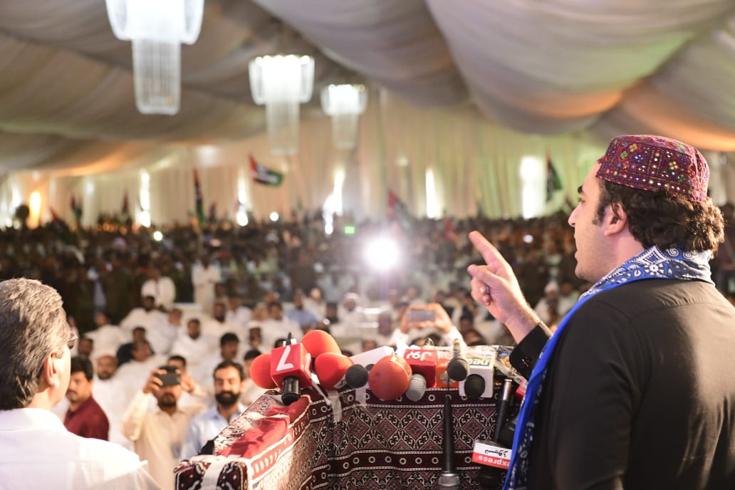MediaCellPPP's tweet photo. چیئرمین بلاول بھٹو زرداری کا مہنگائی کے خلاف سندھ تا پنجاب ریلی کے اختتام پر رحیم یار خان کے علاقے نواز آباد میں ورکرز کنونشن سے خطاب
شہر شہر گواہی دے رہا ہے کہ بھٹو کے جیالے عوام دشمن سرکار کی پالیسیوں کو نہیں چلنے دیں گے https://t.co/0VFNh7OJhL