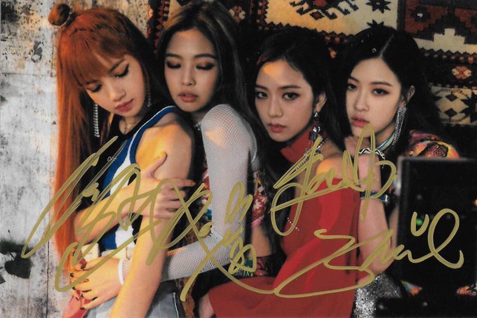 PinkPresenttss's tweet photo. BLACK PINKのサイン付写真を抽選で５名にプレゼント！
応募方法はフォロー＆ＲＴ！
当選しましたらＤＭでお知らせします。
#BLACKPINK https://t.co/ucZAfNzzkP