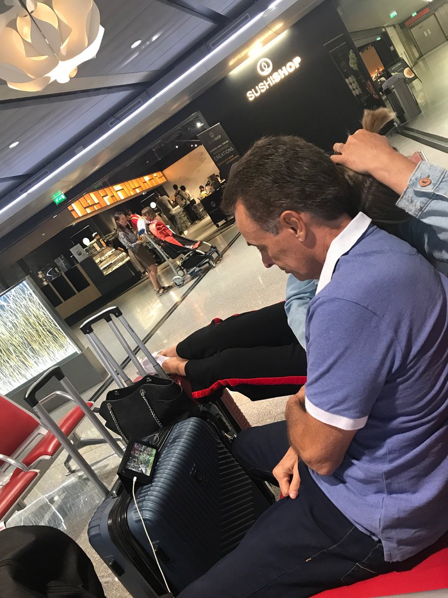 vickgmauro's tweet photo. #FedererXDjokoNoSporTV #WimbledonNoSporTV
Voltando pra casa, mas não poderíamos perder a final! Todo mundo aqui #TeamFederer https://t.co/SFazvGFL0a