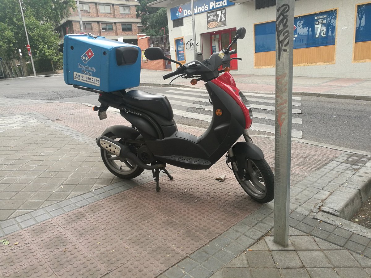 MovActual's tweet photo. Con un par de.... 🍕🍕 #colocadocabe  https://t.co/fd0Ov0Acli Un aparcamiento que casi está al nivel de la pizza de piña @DominosPizza_ES https://t.co/kRpRnMZVvv