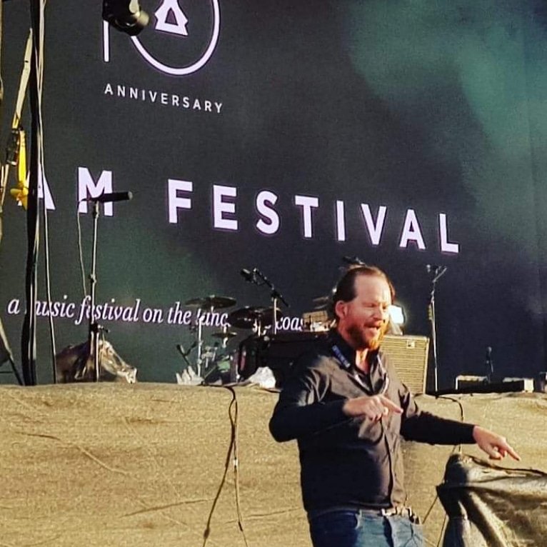 coombes_angie's tweet photo. #TonySignsLytham total star doing #BSL #sign at @LythamFestival #LF10 absolutely brilliant well done 👏👍 https://t.co/9MWwfrA9SU