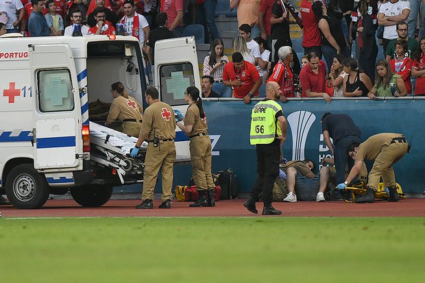 Benfica_Polska's tweet photo. Bruno Lage o wczorajszym zachowaniu kibiców:
"To musi się skończyć. Policja musi coś z tym zrobić. Należy aresztować te grupy, niezależnie czy są one czarne, czerwone, niebieskie czy zielone. Takie sytuacje sprawiają, że obawiam się zostawić moje dziecko na trybunach."
#AACSLB https://t.co/pifiTlzYv9
