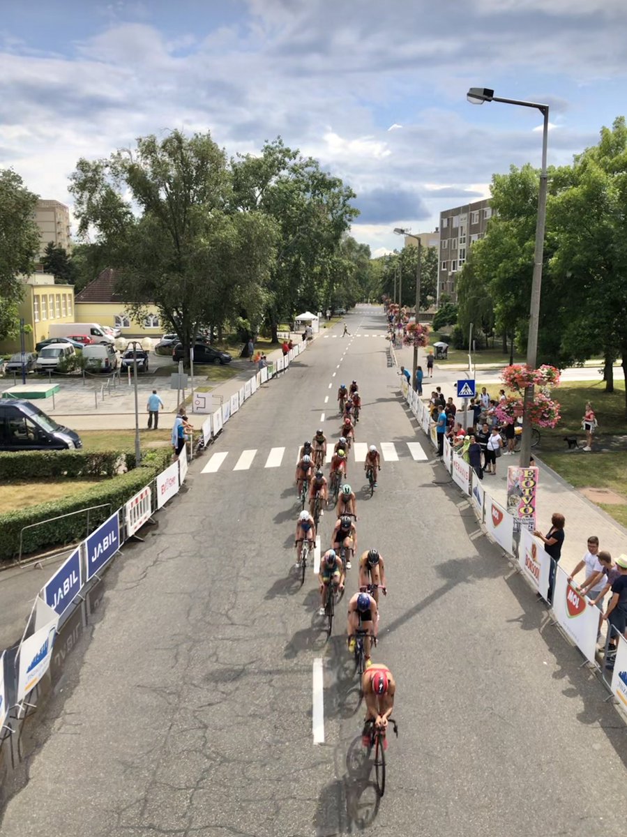 Two laps left on the bike and no change out front as the 19-deep pelaton gathers up a 40sec lead over Ackerlund and Dutton so will we see a breakaway from Moffat and Van Coevorden? Can Bragmayer deliver a medal for the Hungarian fans? Tune in to #TiszyWC 
TriathlonLIVE.tv