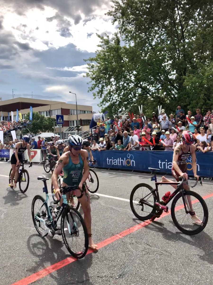 TriathlonLIVE (@triathlonlive) on Twitter photo Zsanett Bragmayer is first off the bike with Emma Jeffcoat and both settle into a good rhythm, <a href="/natalievc2212/">Natalie VanCoevorden</a> right on the shoulder too!! #TiszyWC has 5km to decide the 2019 champ
TriathlonLIVE.tv Zsanett Bragmayer is first off the bike with Emma Jeffcoat and both settle into a good rhythm, <a href="/natalievc2212/">Natalie VanCoevorden</a> right on the shoulder too!! #TiszyWC has 5km to decide the 2019 champ
TriathlonLIVE.tv