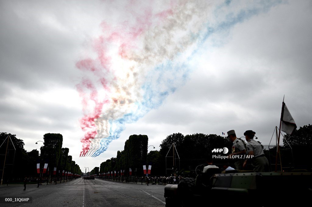 🇫🇷 #14Juillet 
French elite acrobatic flying team "Patrouille de France" performs a flying display over Paris during the #BastilleDay parade

📷 <a href="/philippe_lopez/">Philippe Lopez</a> 
📷 <a href="/ZakriaAbdelkafi/">Zakaria ABDELKAFI</a>
📷 <a href="/BonaventureLio/">Lionel Bonaventure</a> #AFP
