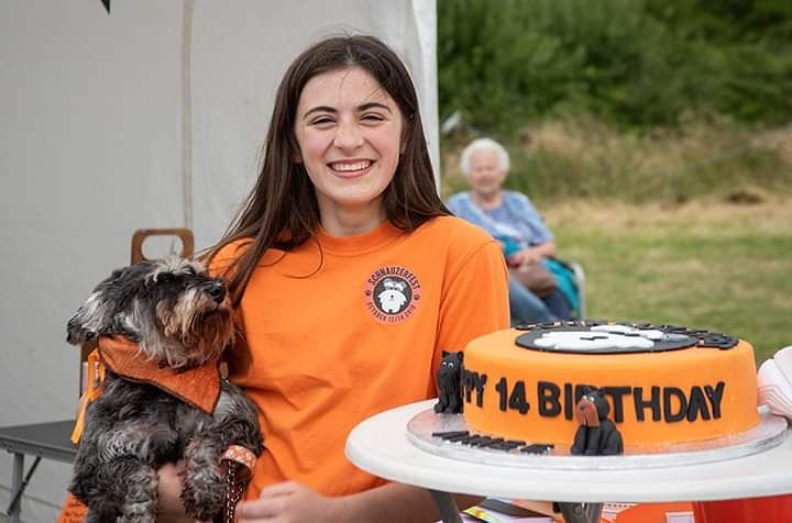 SchnauzerfestUK's tweet photo. The look of love ❤ Penny was helped last year by @DBARCBerks &amp; @SusieBSchnauzer to find her forever home with Aimee 💖 who celebrated her 14th birthday with her #Schnauzerfest friends at the #DBARC fun day ❤
#schnauzerfest #Schnauzerfest2019 #rescueschnauzer https://t.co/Ys1Ic483gA