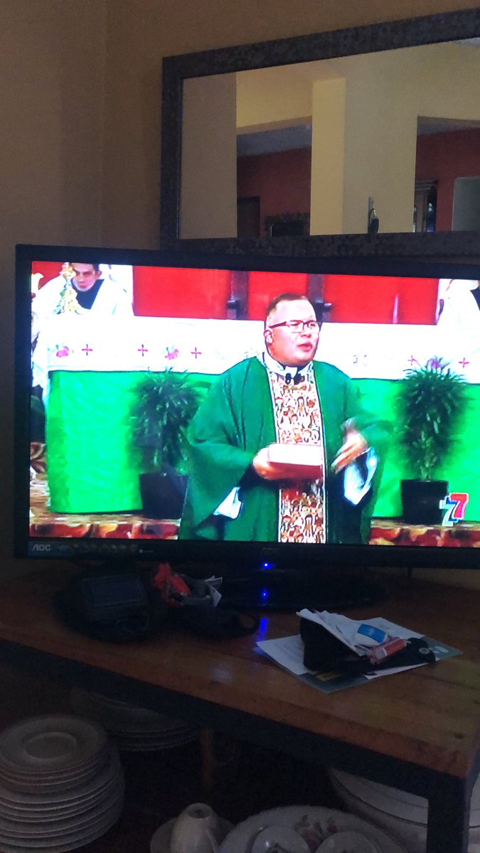 Estaba oyendo la misa con mis papás y este señor atacó a la comunidad científica, tacho de mezquindad a los que no le ayudan a él y empezó a dar anuncios comerciales. El cliché de un predicador 🤢🤢🤢