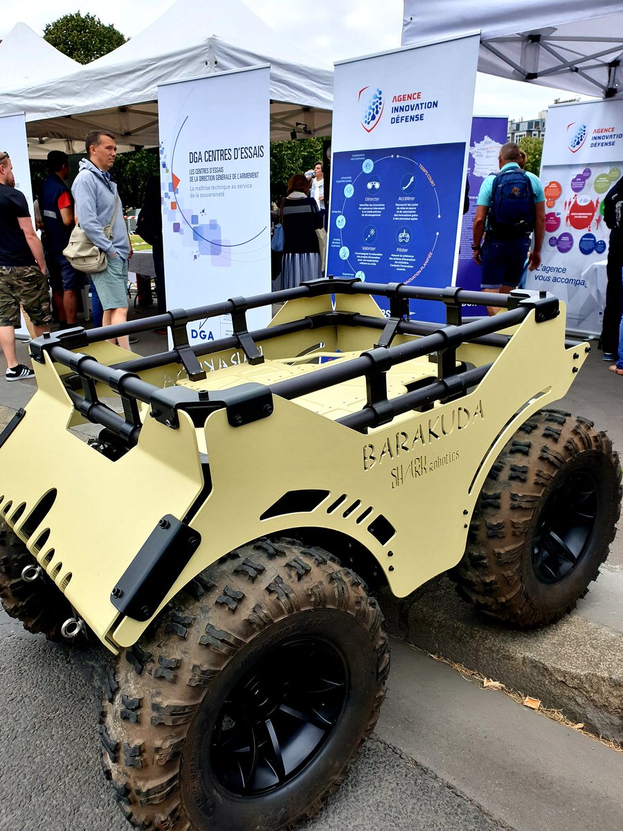 Agence_ID's tweet photo. [#14Juillet2019] Robot-mule BARAKUDA, destiné à intervenir dans les zones à risques : 

➡️transport d'équipements ou de blessés 
➡️relevés d'informations 
➡️capacités de vision jour/nuit et thermique 
👉 Présent sur l'esplanade des Invalides 
@armeedeterre #innovationdefenselab https://t.co/ABfJXwMw4Z