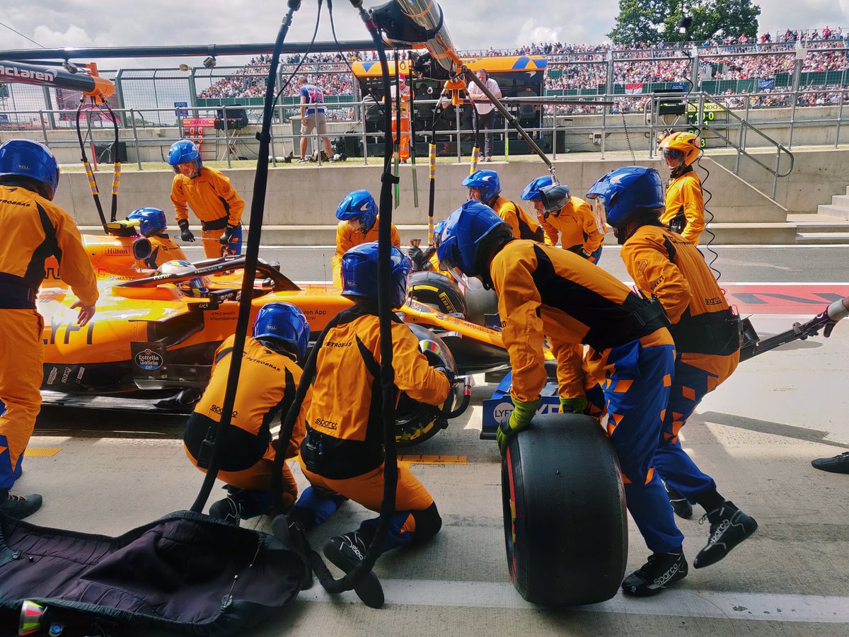 Lando comes in to pit, and the crew switch him from the Soft to the Medium tyre. 🔁 #BritishGP 🇬🇧