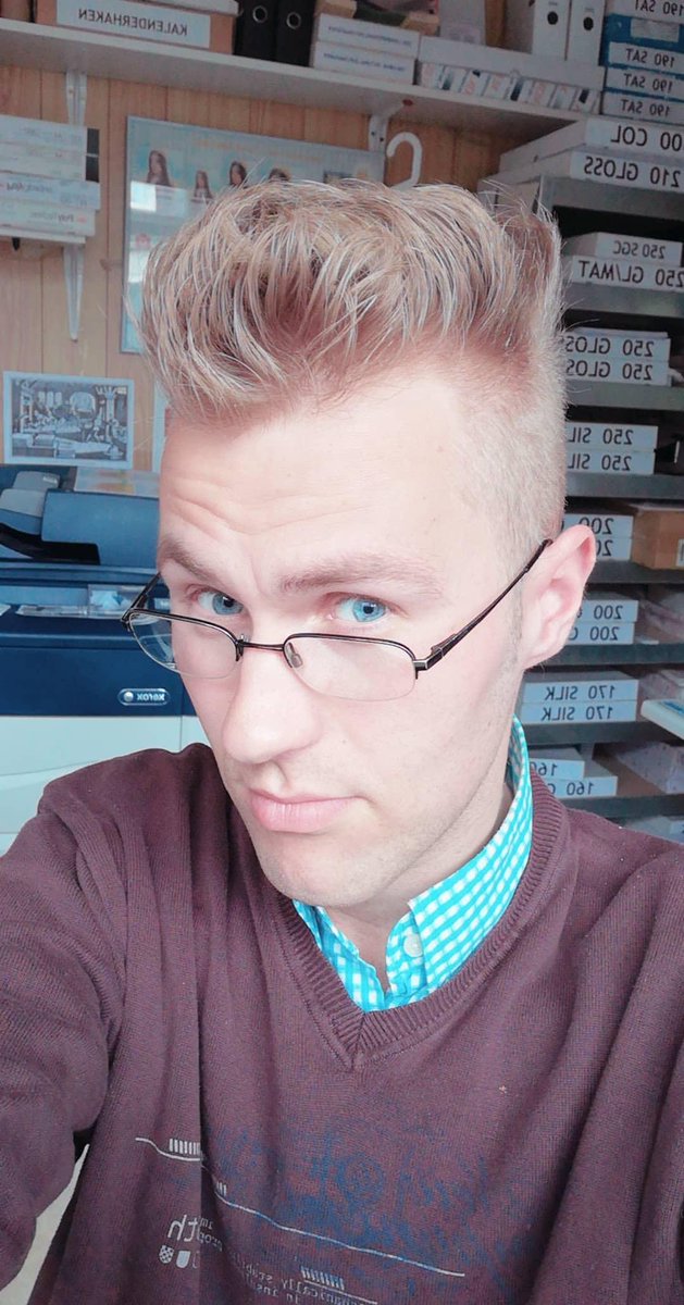 GMAC06's tweet photo. #selfie #printmaker #printstudio #moi #ikke #me #handsome #ontwerper #dtper #grafici #rubroek #stadsdriehoek #rotterdamcentrum https://t.co/sH3PhAsPAB