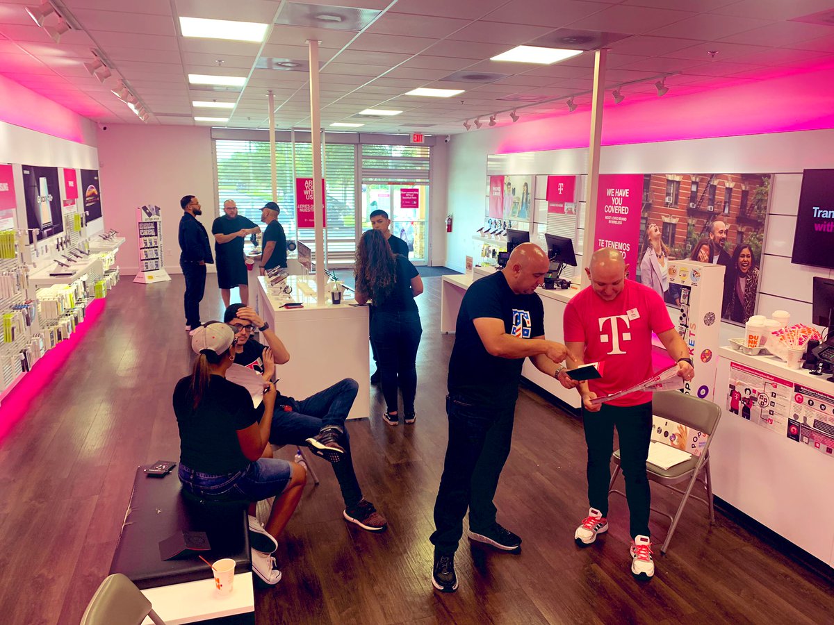 Keishla_Nieves1's tweet photo. Getting the jefe @dustinknapp in on the #Uncarrier new interaction model! #WinningOnPurpose #GPGoingPlaces #ManifestYourDestiny @GPMobileTPR @TrophyAdventurz @JakefromGP @Carlitos3b @DanMartinez86 @mariogomezgp https://t.co/QFJB8t4ePN