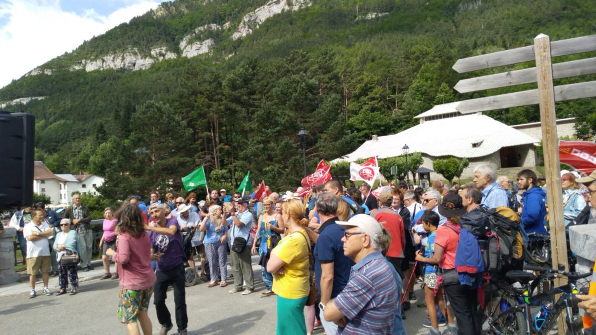 OSTAsindicato's tweet photo. Hoy hemos participado en la 26ª jornada por la reapertura del Canfranc, organizada por @CREFCOAragon y CRELOC.

Sólo faltan 33 km para la reapertura‼️

#ReaperturaYA https://t.co/bR0ATQcBpM