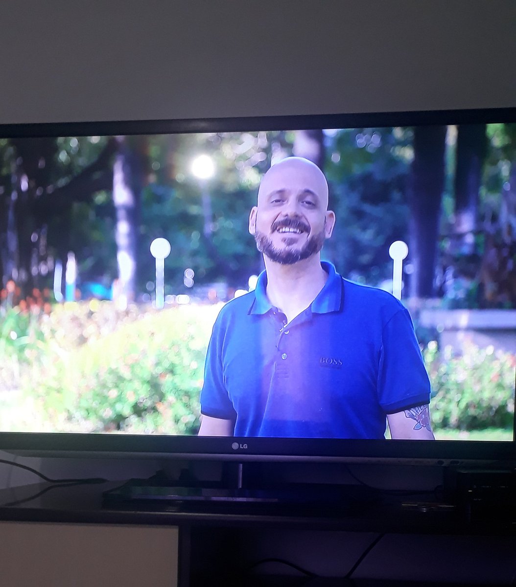 SCPiratesFA's tweet photo. O estagiário tomando aquela coca cola gelada de manhã, liga a TV e dá de cara com quem? O Fisio do @SCPiratesFA... Que moral, hein?! 😍. Com os melhores ao nosso lado! Boa Fisio!! #AvanteSCPirates ⚫⚪🔴 https://t.co/9YYKcDMTLD