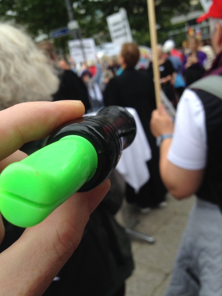 Heute statt Orgel: Beim #friedensgebet (ua mit <a href="/trautwein_u/">Ulrike Trautwein</a> und Vertretern der <a href="/KWGBerlin/">Gedaechtniskirche</a>), mit dem wir uns der Neonazi-Kungebung #b1407 auf dem #breitscheidplatz entgegenstellen, kommen neben den Glocken auch Tröten und Trillerpfeifen als liturgische Instrumente zum Einsatz ;-)