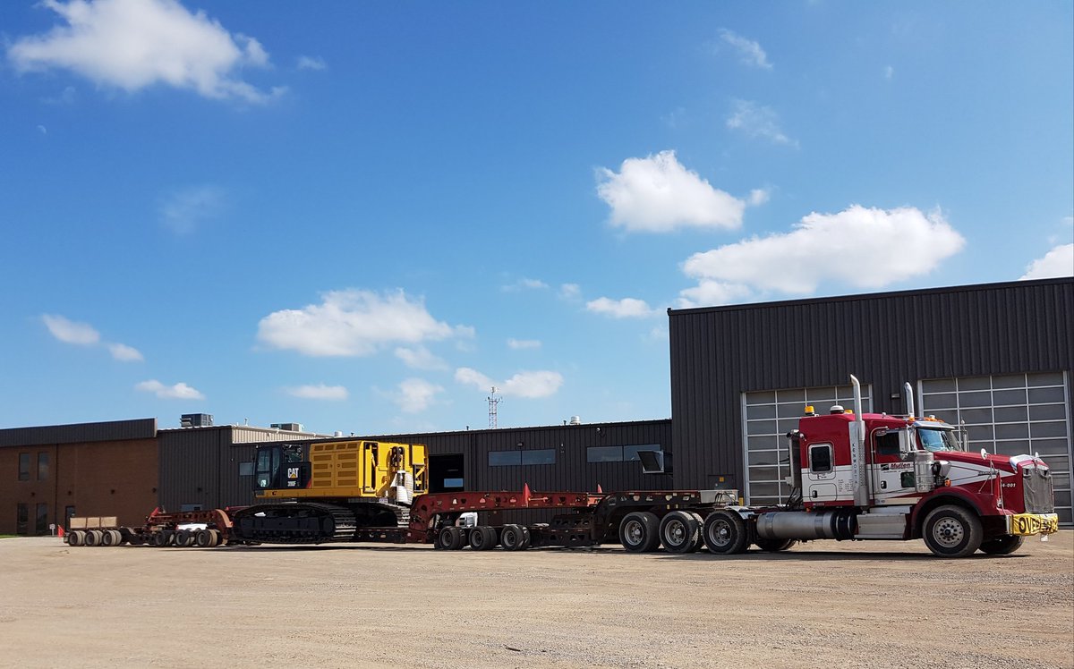 mullentrucking's tweet photo. A little #caterpillar 390F passing through the yard with Mr Ryan Hunt at the wheel. 😍👍 #ourlifeisthehighway #mullentruckingcorp #trucking #truckinglife #weknowhowtohaul #heavyhaul #thatshowweroll #weloveyellowiron @finningcanada https://t.co/ggMd66L9fs